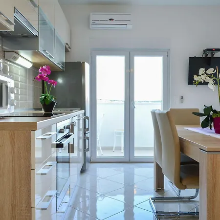 Luxury Tea 特罗吉尔